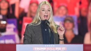 Trump nombra a Pam Bondi como fiscal general tras la renuncia de Matt Gaetz