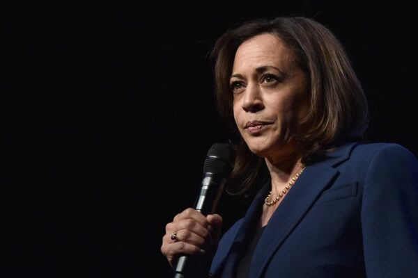 Kamala Harris felicita a Trump por llamada y acepta su derrota