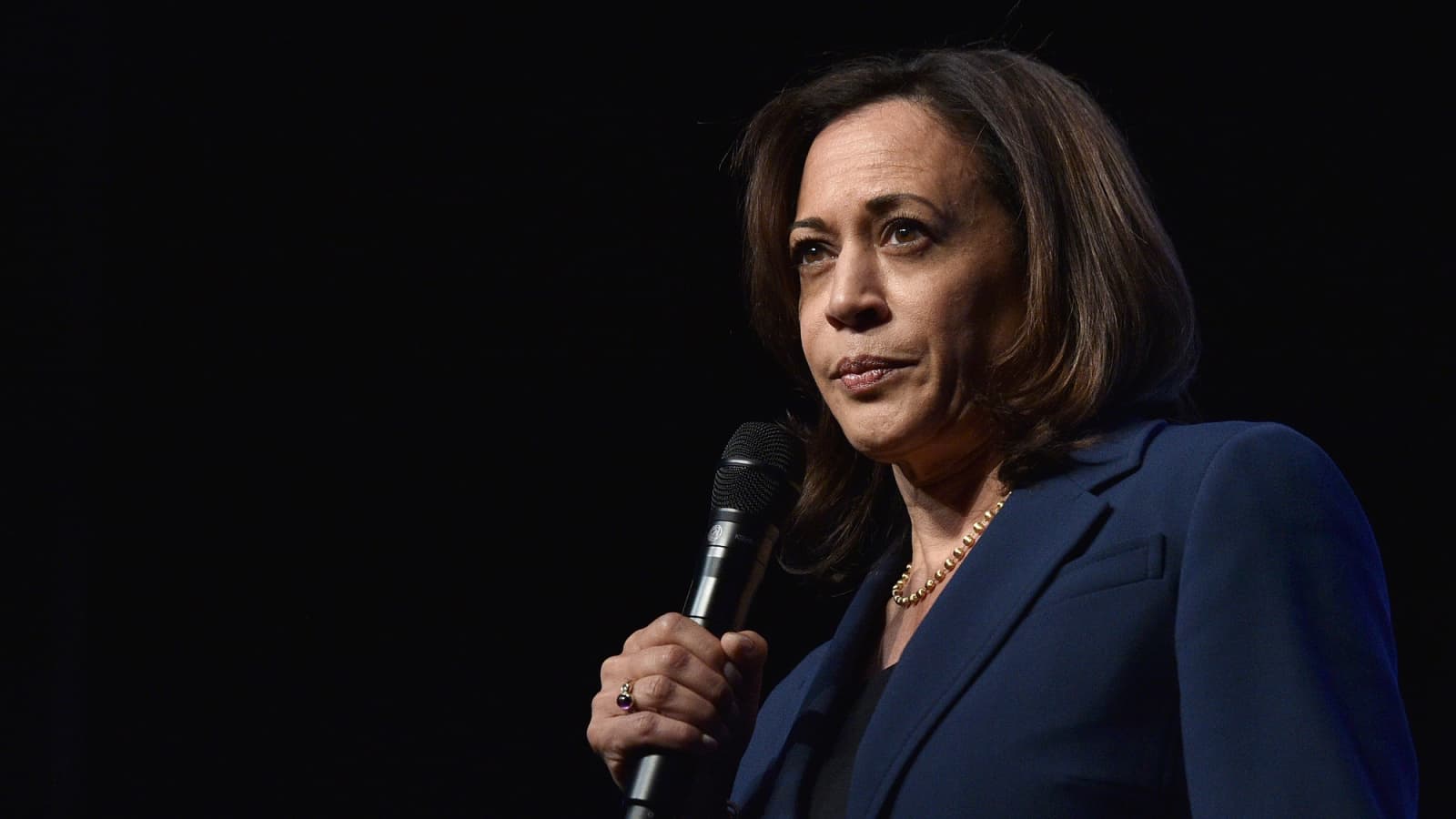 Kamala Harris felicita a Trump por llamada y acepta su derrota