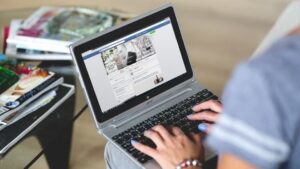 mujer-usando-redes-sociales_11zon (1)