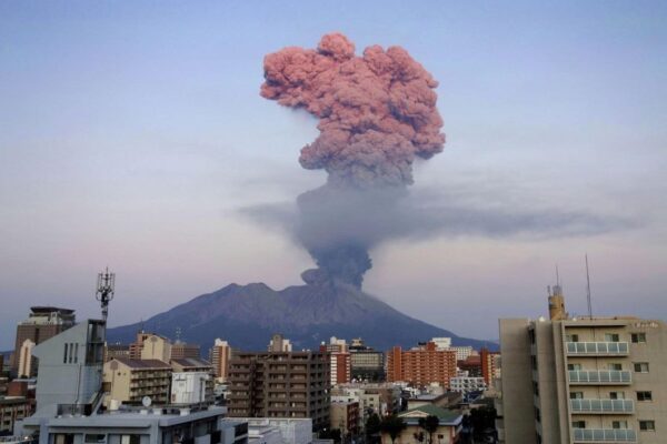 Alerta volcánica en Japón tras explosión en el volcán Sakurajima