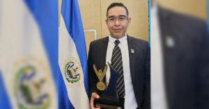 Antonio-Sorela-Castillo-recibe-el-Premio-Nacional-de-Derechos-Humanos-2024-de-El-Salvador