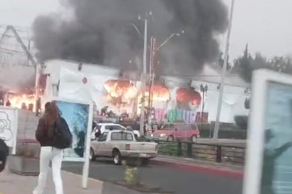 (Videos) Incendio arrasa con bazar navideño en Teoloyucan