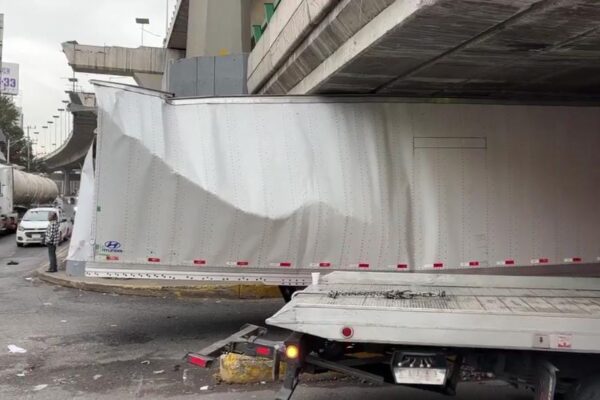 Tráiler atorado en Periférico Norte causa caos vial