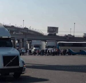Habitantes de Tultitlán bloquean autopista México-Querétaro en protesta