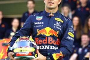 Checo Pérez confirma su lugar en Red Bull Racing para 2025