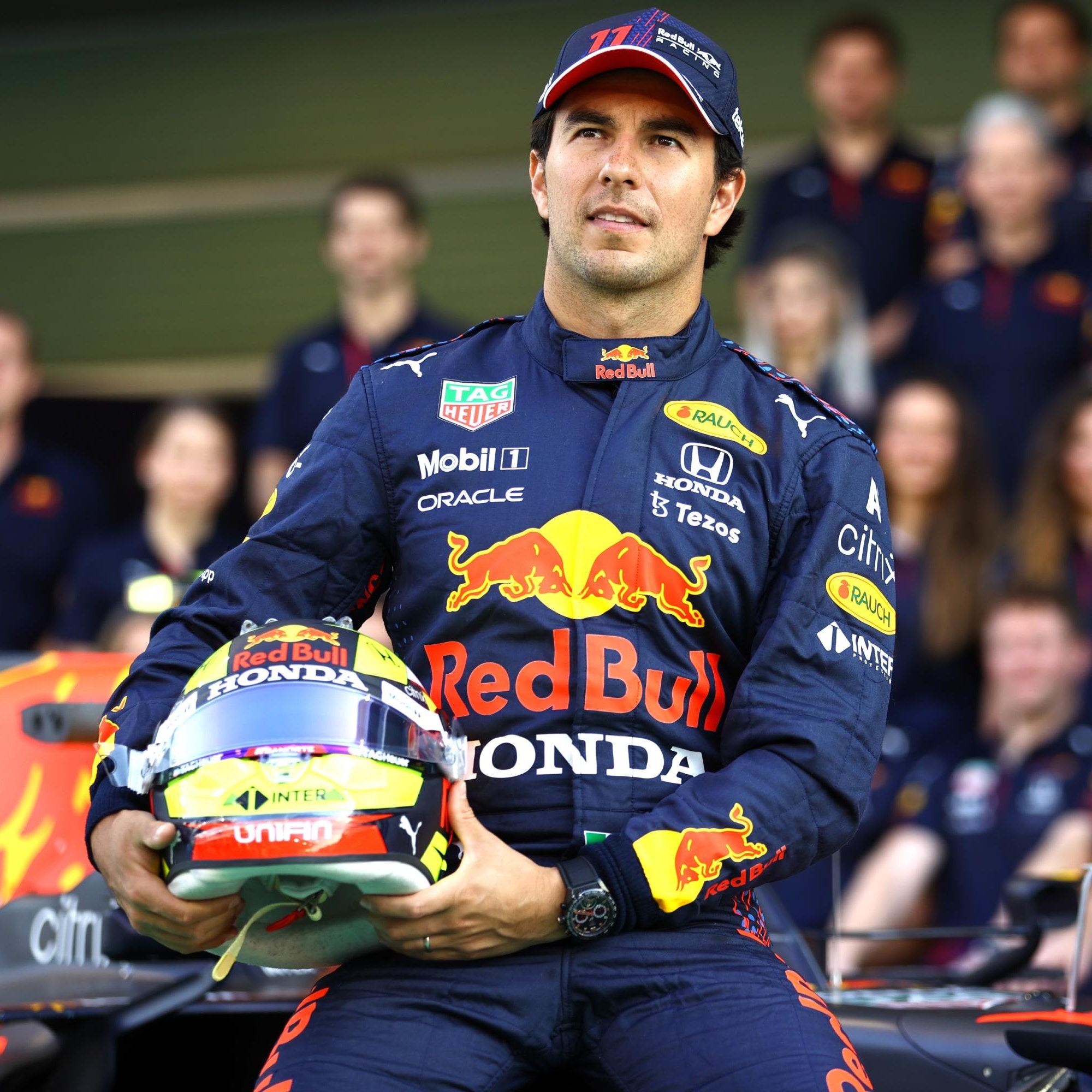 Checo Pérez confirma su lugar en Red Bull Racing para 2025