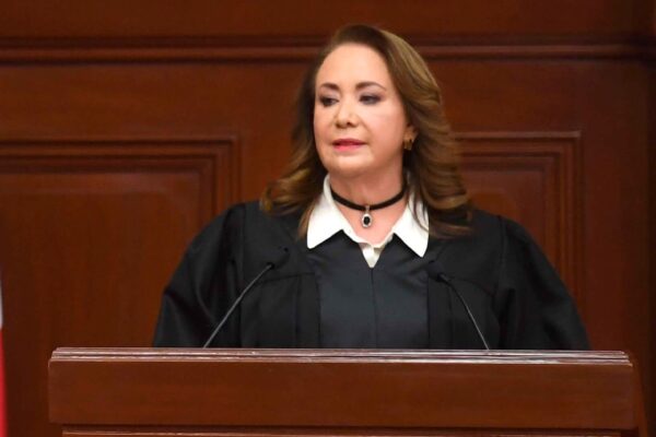 Yasmín Esquivel gana juicio que impide a la UNAM evaluar su tesis