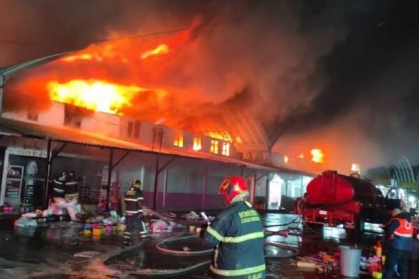 Incendio consume 5 bodegas en Central de Abasto dela CDMX