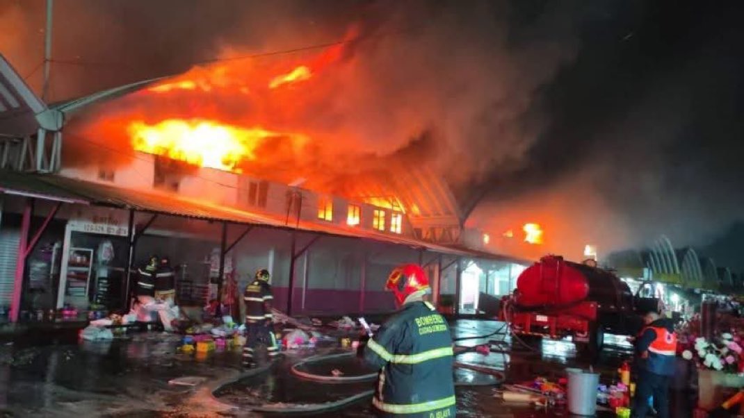 Incendio consume 5 bodegas en Central de Abasto dela CDMX