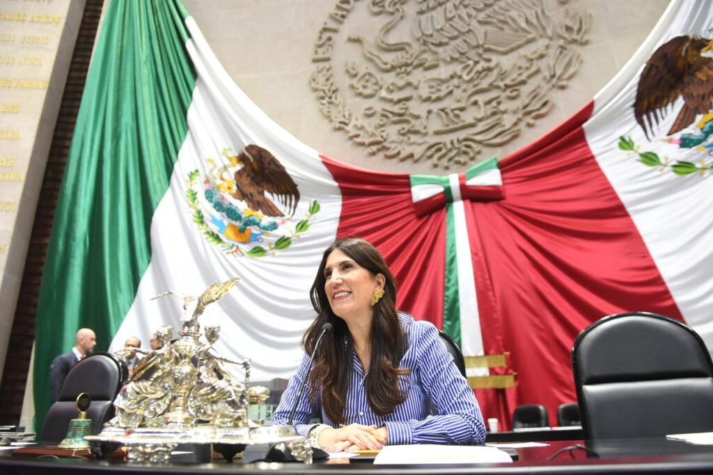 La diputada Kenia López Rabadán propone cambiar el nombre oficial del país a México