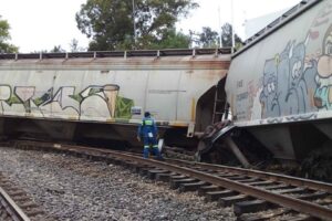 Tren se descarrila en Cuautitlán y choca contra oficinas de la policía municipal