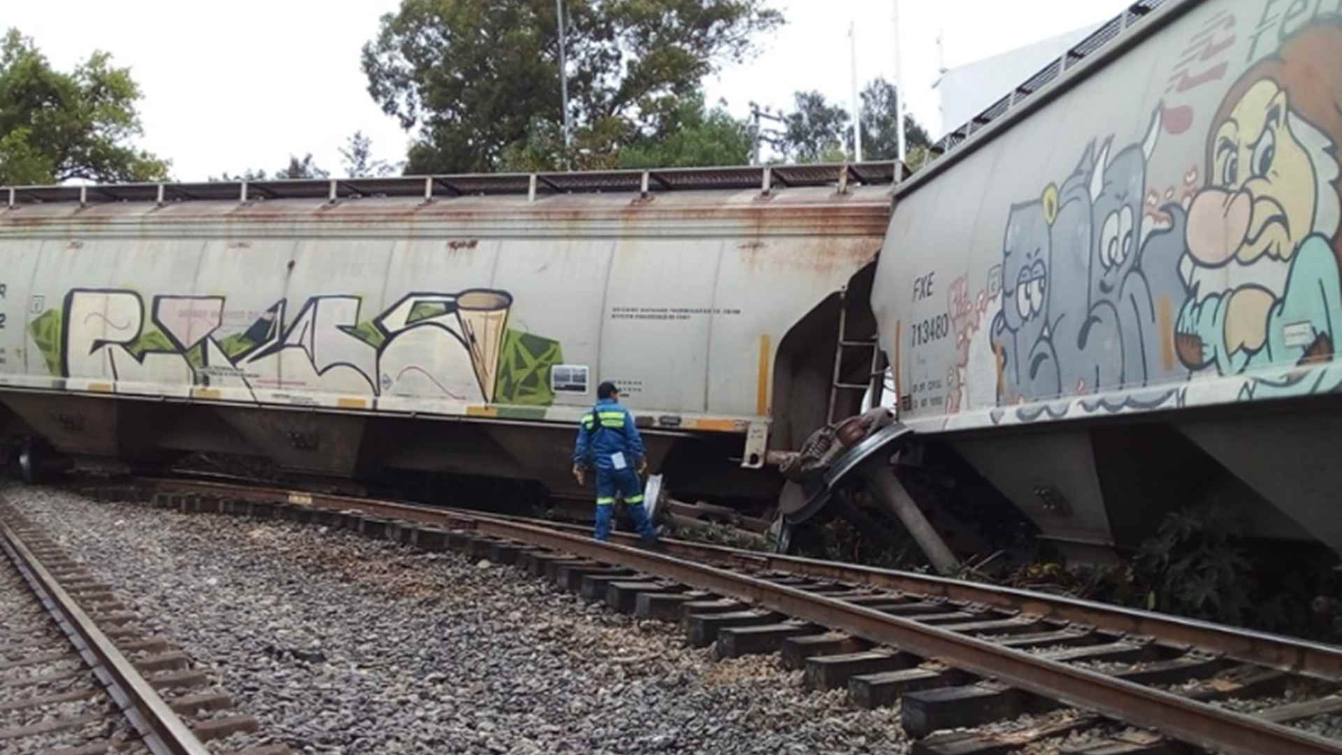 Tren se descarrila en Cuautitlán y choca contra oficinas de la policía municipal