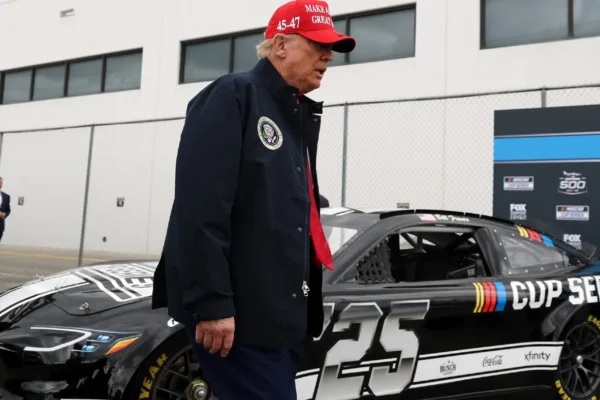 Trump recorre el circuito Daytona 500 a bordo de 'La Bestia'