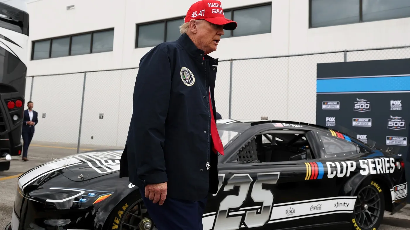 Trump recorre el circuito Daytona 500 a bordo de 'La Bestia'