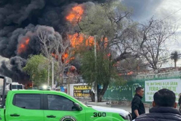 (Video) Megaincendio provoca cierre de calles y suspensión de clases en San Luis Potosí