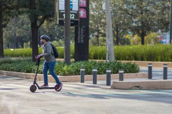 Seguridad vial CDMX: regulación para patines eléctricos y motonetas