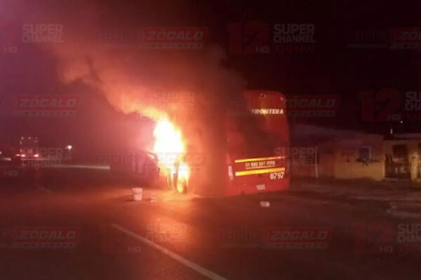 (Video) Más incendios en Monerrey, esta vez es un autobús de pasajeros