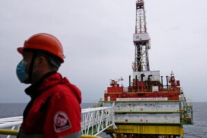 Sube precio del petróleo tras anuncio de Trump de posible flexibilidad en aranceles