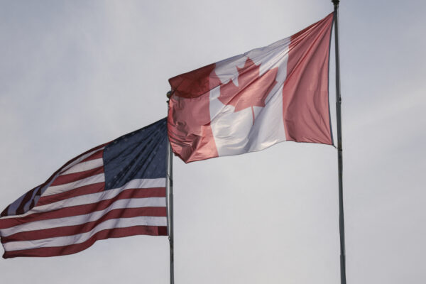 Trump anuncia aranceles para la madera y los lácteos de Canadá a partir de hoy