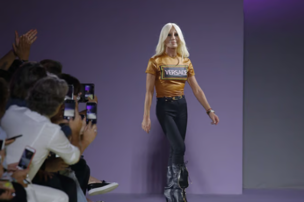 El legado de un ícono de la moda: Donatella Versace abandona la dirección de la marca