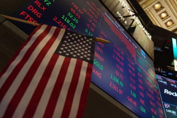 Wall Street cae considerablemente por temor a recesión en EU; Tesla se desploma