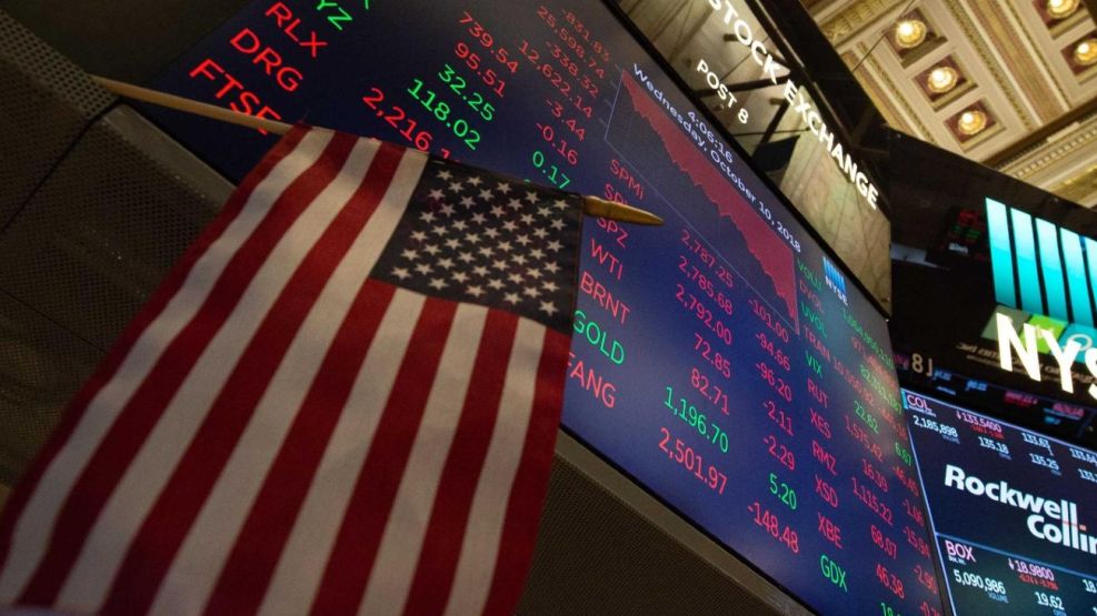 Wall Street cae considerablemente por temor a recesión en EU; Tesla se desploma