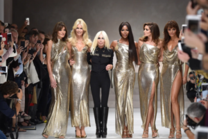 Los momentos más desafiantes de Donatella Versace como directora creativa