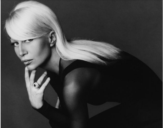 Los momentos más épicos de Donatella Versace como directora creativa 