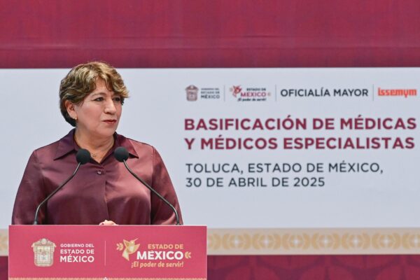Fortalece Gobernadora Delfina Gómez Álvarez al ISSEMyM; entrega basificaciones a médicos especialista en ginecología, pediatría, urgencias, cirugía general y nefrología