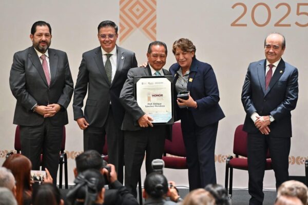 Presencian congresistas entrega de reconocimientos a docentes