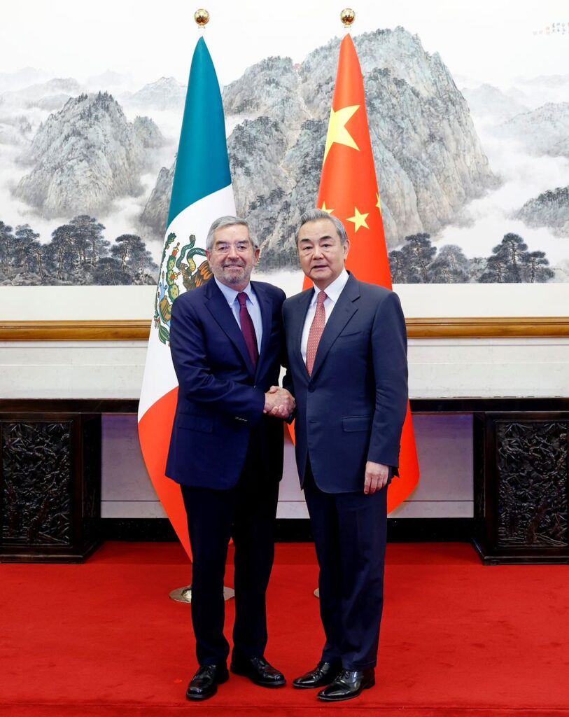 En Beijing, el canciller Juan Ramón de la Fuente sostuvo un encuentro bilateral con Wang Yi, ministro de Relaciones Exteriores de la República Popular China, en el marco de su participación en la IV Reunión Ministerial del Foro CELAC-China.