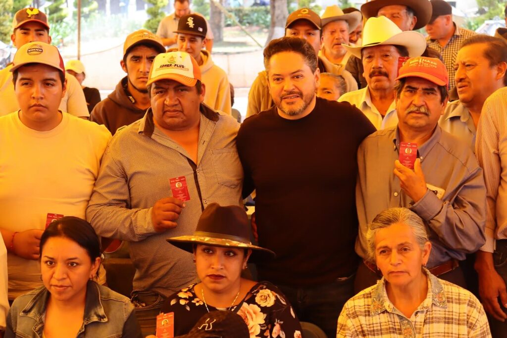Omar Sánchez entrega credenciales agrícolas a campesinos de Calimaya