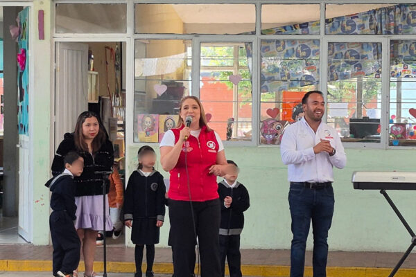 Ana Muñiz Neyra reconoce labor docente en San Mateo Atenco