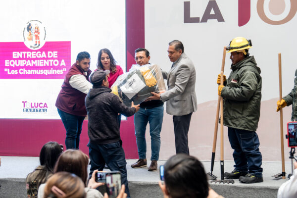 Entrega Ricardo Moreno equipamiento a bomberos forestales Los Chamusquines