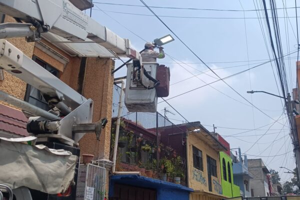 Gobierno de Iztacalco mejora alumbrado público para fortalecer la seguridad