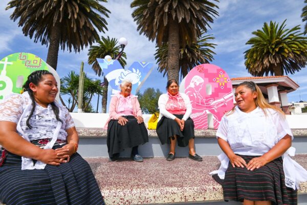 Laura, Gloria y Dulce disfrutan con sus familias de la nueva Plaza Municipal Temoaya