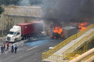 Volcadura tráiler 26 mayo