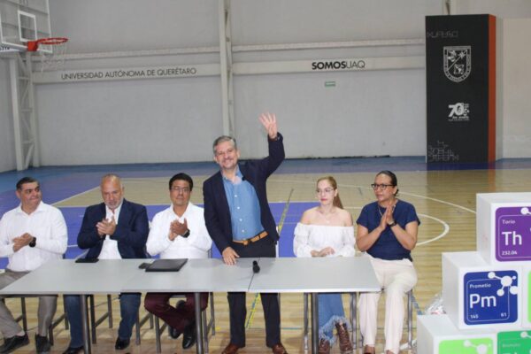 CELEBRA LUIS HUMBERTO FERNÁNDEZ A LOS Y LAS MAESTRAS EN LA UAQ