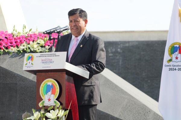 Reconoce SMSEM la labor docente con Guardia de Honor por el Día del Maestro