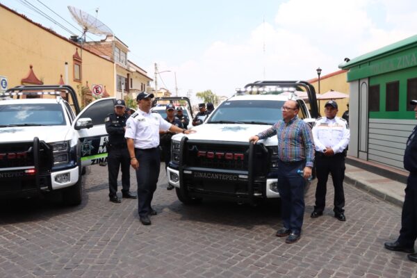 ZINACANTEPEC FORTALECE SU SEGURIDAD CON LA ENTREGA DE 6 NUEVAS PATRULLAS EQUIPADAS