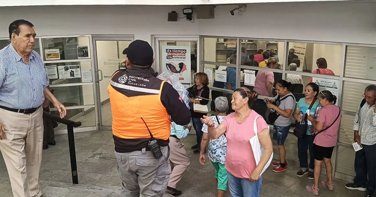 Nuevo León reparte agua por ola de calor