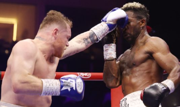 ‘Canelo’ Álvarez vence a William Scull por decisión unánime