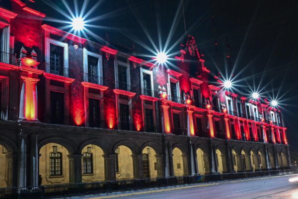 Palacio de Gobierno se ilumina de rojo por la próxima victoria del Club Toluca