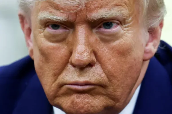 Juez frena intento de Trump