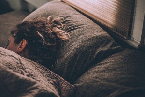 Dormir mal descontrola el apetito Dormir