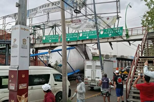 Tráiler derriba puente Tultitlán