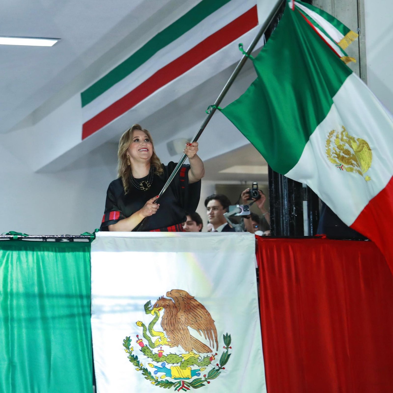 San Mateo Atenco celebra Fiestas Patrias con orgullo nacional, en un acto lleno de emotividad, identidad y fervor patrio que reunió a miles de asistentes en la Plaza Cívica Benito Juárez para conmemorar el 215 Aniversario del inicio de la Independencia de México.