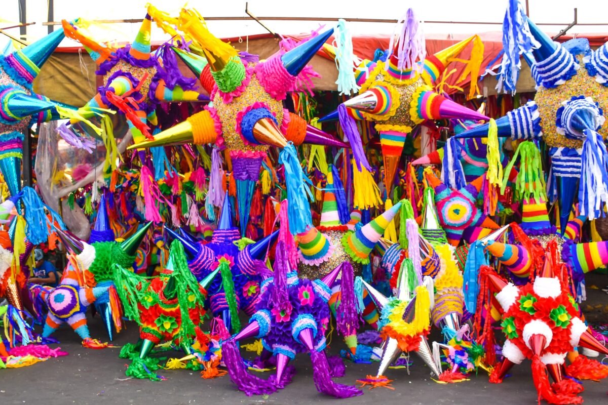Tradiciones con alma: calaveritas, piñatas y alebrijes historia y significado