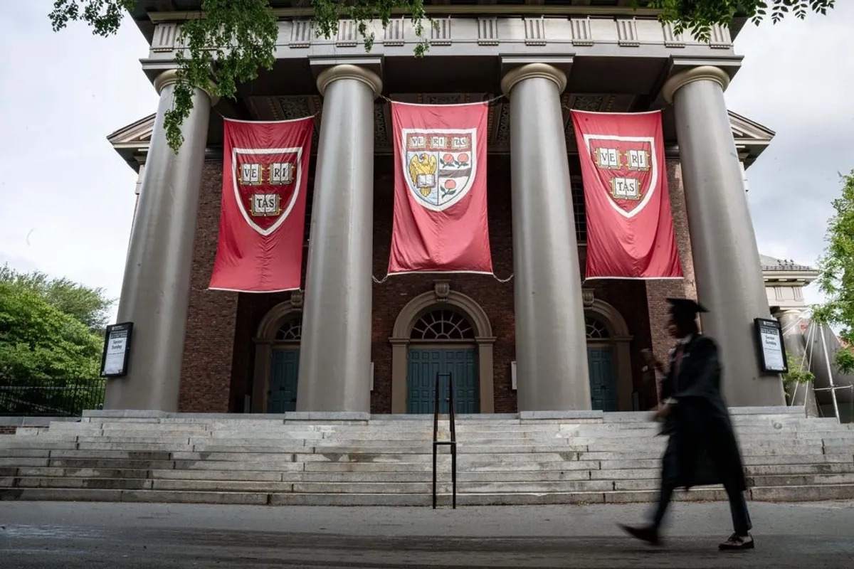 Jueza frena a Trump devuelve fondos Harvard